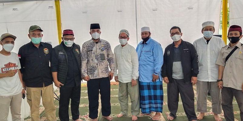 Ketua Panitia Pendirian Masjid At Tabayyun, Marah Sakti Siregar (tengah), menerima LSM Pejabat/RMOL
