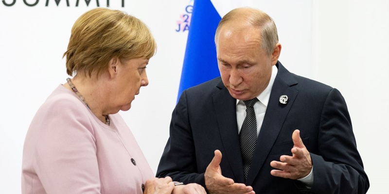 Vladimir Putin Dan Angela Merkel Bahas Situasi Panas Donbas