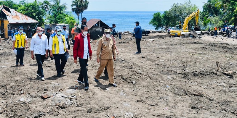 Tinjau Lokasi Bencana NTT, Jokowi: Lembata Korbannya Paling Banyak