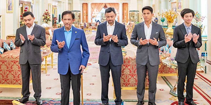 Sebelum Terbang Ke Jakarta, Sultan Brunei Lakukan Doa Bersama Dengan Putra Mahkota Mateen Dan Rombongan