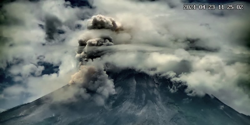 Gunung Merapi Muntahkan Awan Panas Sejauh 2 Km, Hujan Abu Sasar Boyolali