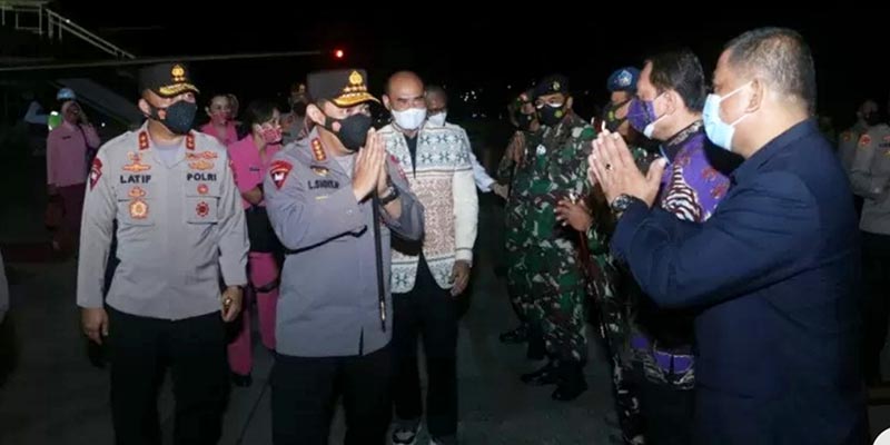 Disambut Gubernur NTT, Kapolri Listyo Sigit Tiba Di Bandara El Tari Kupang