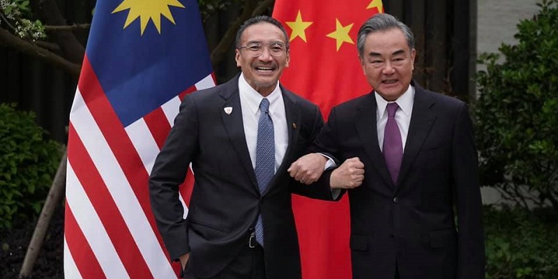 Panggil Wang Yi Abang, Menlu Malaysia Dicecar Oposisi: Negara Ini Bukan Boneka Asing