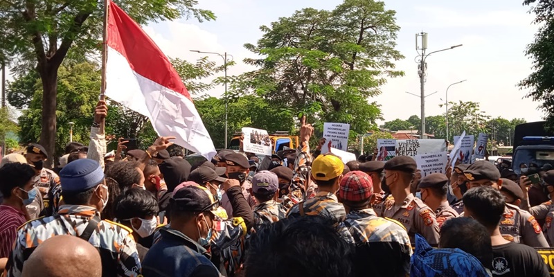 Sempat Ricuh, Aksi AMP Di PN Jakarta Timur Dibubarkan Pemuda Cinta NKRI