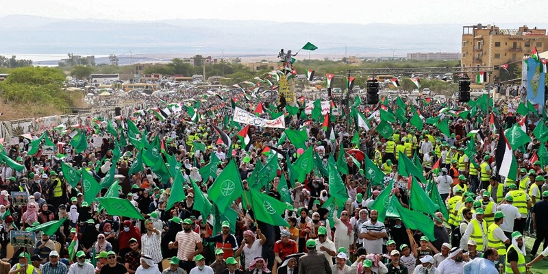 Rayakan Gencatan Senjata Hamas-Israel, Ribuan Warga Yordania Berkumpul Dekat Perbatasan Tepi Barat