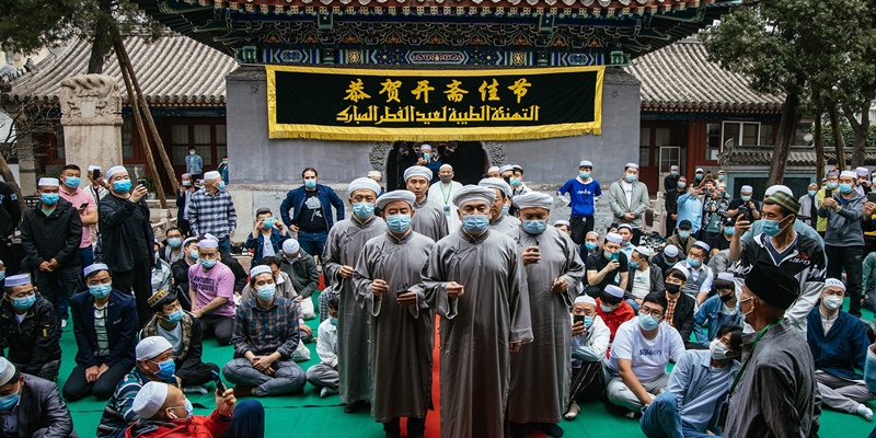 Rayakan Lebaran, Umat Muslim Uighur Xinjiang Berkumpul Di Masjid Id Kah