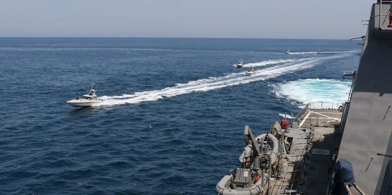 Militer AS Keluarkan 30 Tembakan Peringatan Untuk 13 Kapal Iran Di Selat Hormuz
