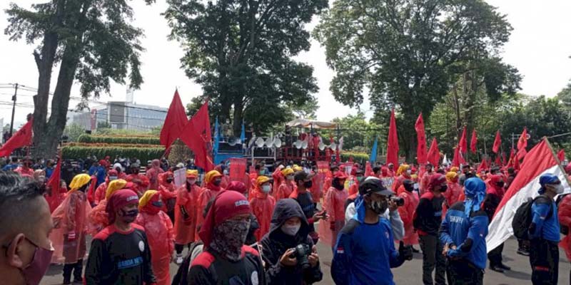 Geruduk Gedung Sate, Massa Buruh Bawa Lima Tuntutan