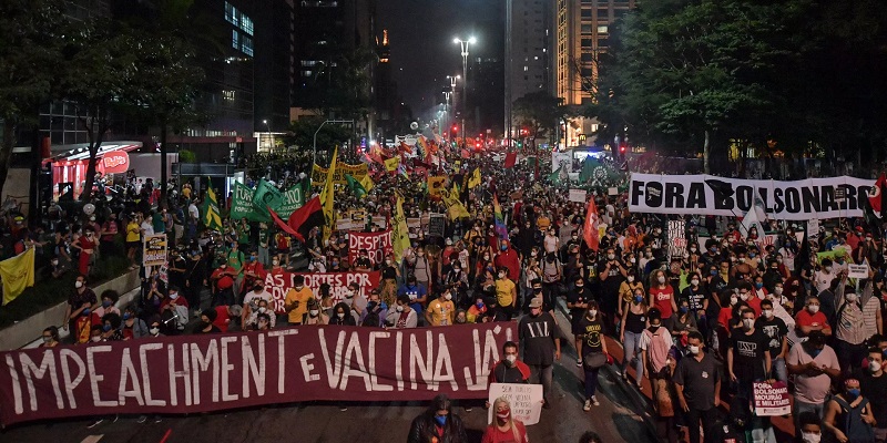 Protes Penanganan Covid-19, Puluhan Ribu Warga Brasil Turun Ke Jalan: Pergi Bolsovirus<i>!</i>