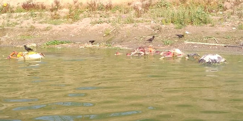 Krematorium Penuh, Puluhan Mayat Covid-19 Dilarung Ke Sungai Gangga