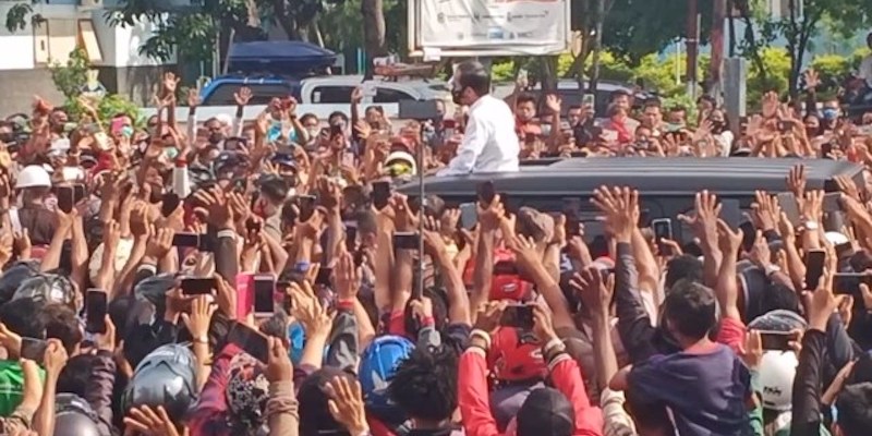 Rocky Gerung: Presiden Jokowi Mondar Mandir Di Kerumunan, Kampanye Periode Ketiga?
