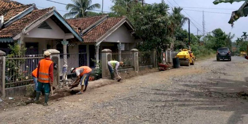 Usai 'Ditanami' Pisang, Jalan Desa Pampangan Mulai Diperbaiki