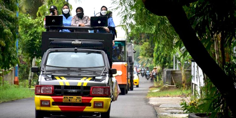 Ajak Lansia Jalani Vaksinasi, Polwan-polwan Cantik Susuri Jalan-jalan Kota Banjar