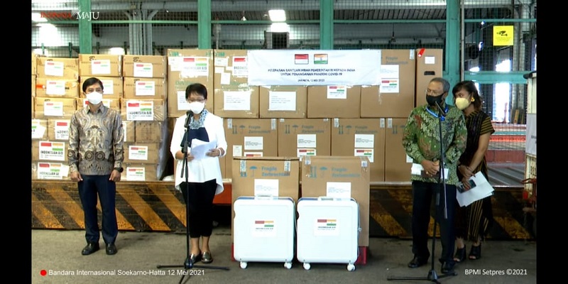 Menteri Luar Negeri Retno Marsudi dan Dutabesar India untuk Indonesia Manoj Kumar Bharti ikut melepas bantuan hibah kemanusiaan di Bandara Soekarno Hatta, Tangerang pada Rabu, 12 Mei 2021/Repro