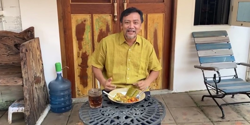 Mantan Menteri Pemuda dan Olah Raga (Menpora), Andi Mallarangeng, memamerkan opr ayam dan coto Makassar/Repro