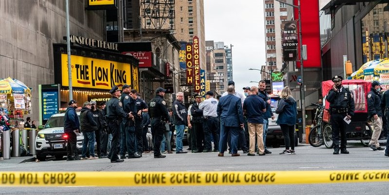 Times Square Berdarah, Tiga Saksi Tak Bersalah Tewas Dalam Baku Tembak