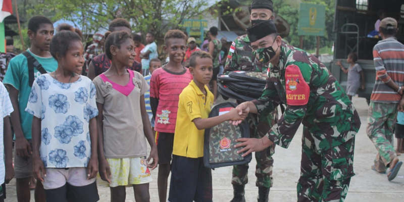 TNI Berbagi Tali Asih Idul Fitri Di Kampung Mosso Papua