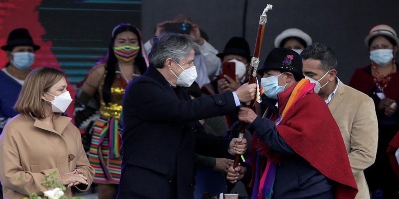 Suku Asli Ekuador Lakukan Upacara Adat Sambut Kepemimpinan Lasso Dan Serahkan Tongkat Komando