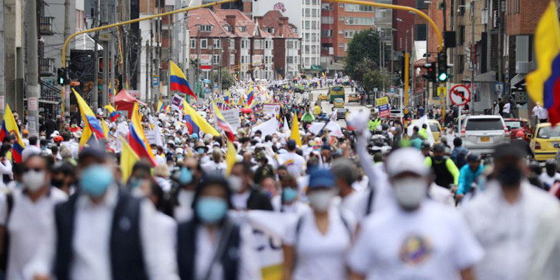 Ribuan Orang Berbaju Putih Turun Ke Jalanan Bogota, Desak Stop Protes Dan Pemblokiran Jalan