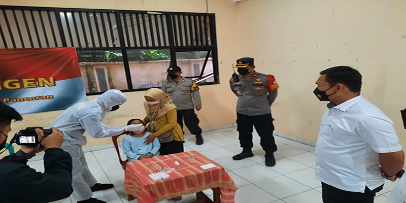 Jemput Bola, Ditreskrimsus Metro Jaya Melakukan 3T Swab Pemudik Di Wilayah Kalibata