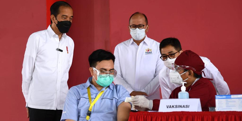 Presiden Jokowi Lihat Langsung Vaksinasi Covid-19 Gotong Royong Di Cikarang
