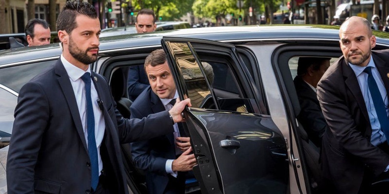 Macron Dikawal Oleh 10 Anggota Paspampres Ketika Ditampar
