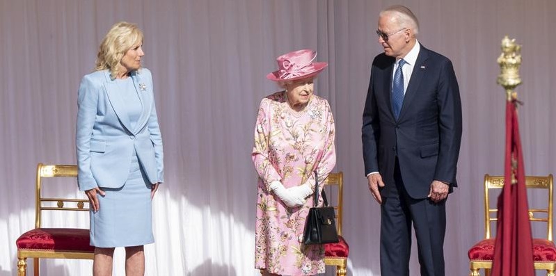 Minum Teh Bersama, Ratu Elizabeth Mengingatkan Joe Biden Pada Ibunya