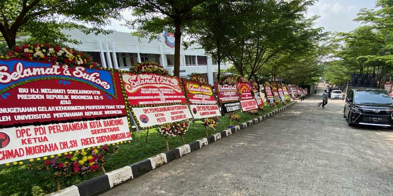 Sambut Pemberian Gelar Profesor Kepada Megawati, Karangan Bunga Berjejer Penuhi Unhan