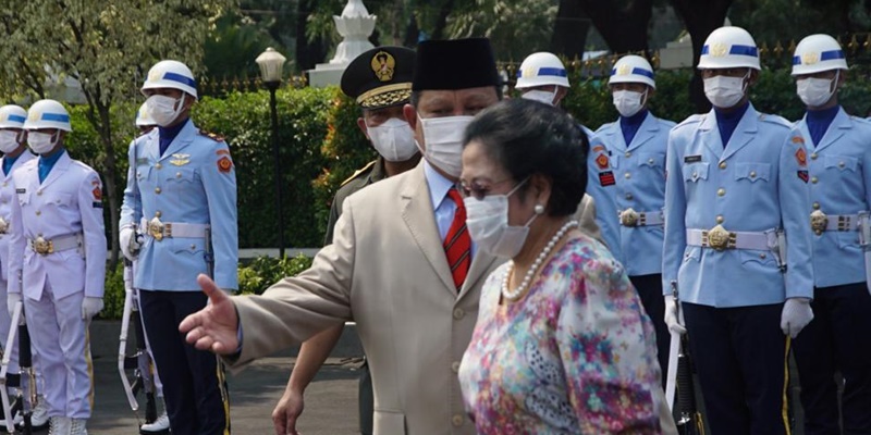 Prabowo Sedang 'Menjinakkan' Megawati Melalui Patung Soekarno