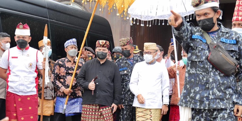Di Lampung, Erick Thohir Dan Zulhas 'Diadang' Pendekar Badik