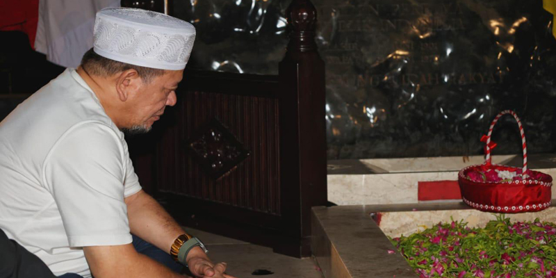 Nyekar Ke Makam Bung Karno, LaNyalla Berdoa Agar Indonesia Menjadi Bangsa Adil Dan Makmur
