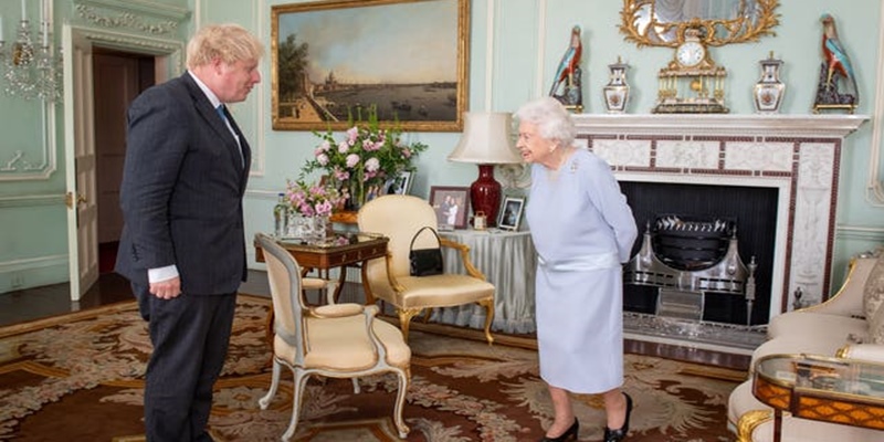Ratu Elizabeth Bertemu Boris Johnson, Sampaikan Bahwa Menkes Hancock Adalah Pria Yang Malang