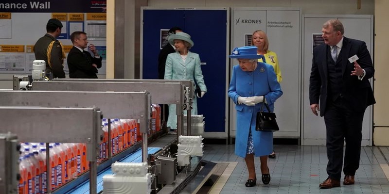 Kunjungi Pabrik Minuman Ringan Di Skotlandia, Ratu Elizabeth Dianggap Tebar Pesona