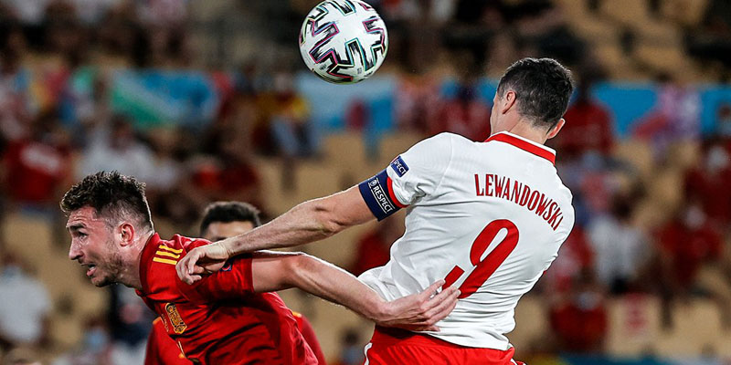 Sundulan Lewandowski Bikin Spanyol Kembali Gigit Jari