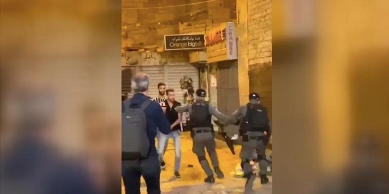 Polisi Israel Serang Warga Palestina Ketika Sholat Di Gerbang Damaskus
