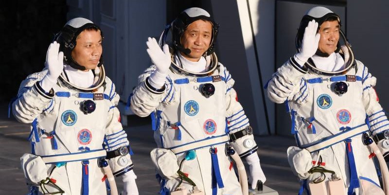Diantar Roket Long March-2F, Tiga Astronot China Meluncur Ke Stasiun Luar Angkasa Baru