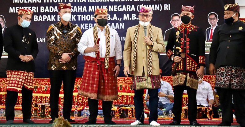 Dapat Gelar Adat Lampung, Zulhas Angkat Erick Thohir Sebagai Adik