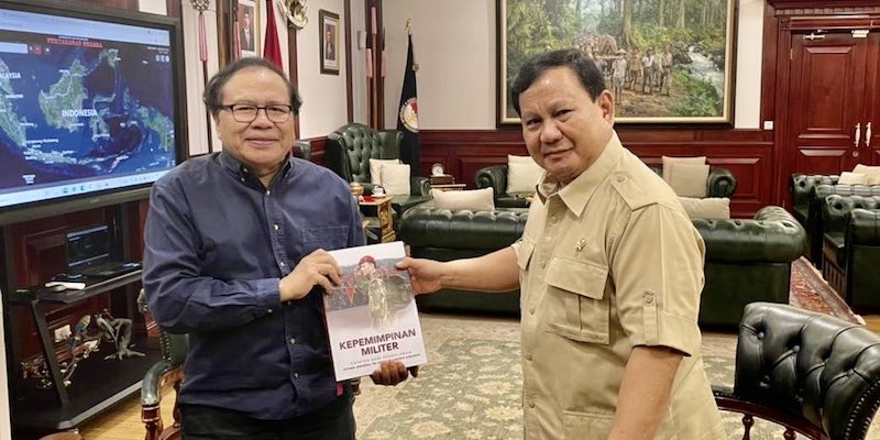 Rizal Ramli Dapat Hadiah Buku "Kepemimpinan Militer" Dari Prabowo Subianto