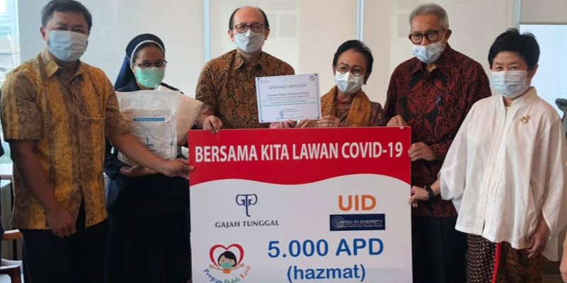 Yayasan UID Serahkan Bantuan 5 Ribu APD Untuk Nakes RS St Carolus Jakarta