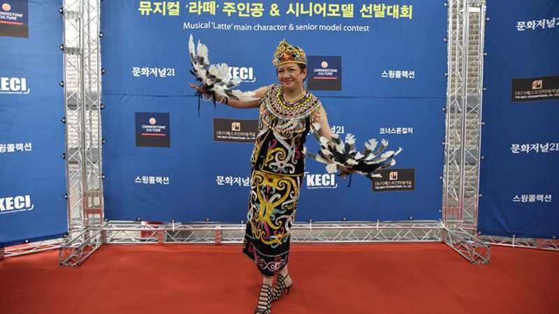 Ibu Nila Umar Hadi membawakan tarian Burung Enggang di  acara  Musical Latte Main Character and Senior Model Contest di Sejong Art Hall, Seoul, Korea Selatan,/KBRI Seoul