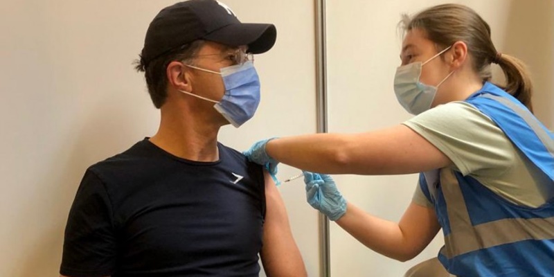 Tampil Santai Dibalut Kaos Dan Topi, PM Belanda Lakukan Inokulasi Covid-19 Dengan  Vaksin Janssen