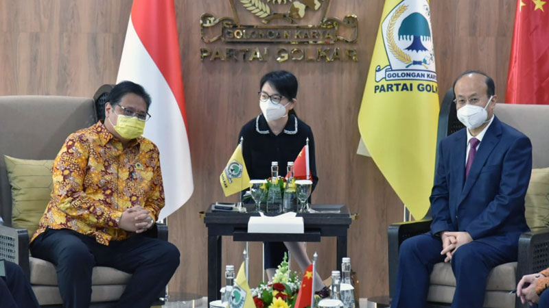 Ketua Umum DPP Partai Golkar Airlangga Hartarto menerima kunjungan Duta Besar China untuk Indonesia H.E Mr Xiao Qian di Kantor DPP Partai Golkar, Jakarta, Rabu (2/6)./Dok