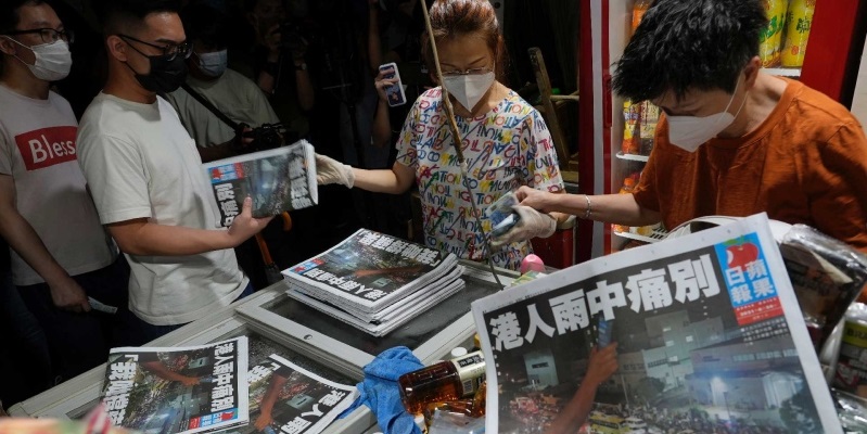 Hentikan Operasi Karena Tekanan China, Edisi Terakhir Koran Apple Daily Hong Kong Habis Terjual