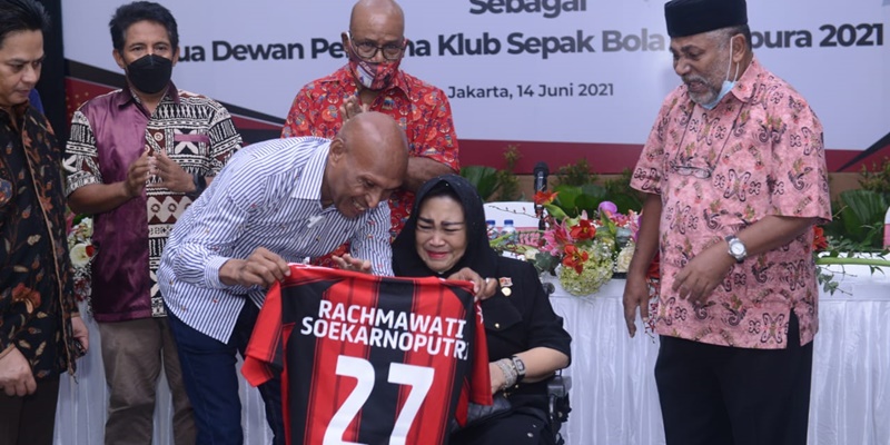 Rachmawati Soekarnoputri meneteskan air mata saat menerima kaos klub Persipura Jayapura/Ist