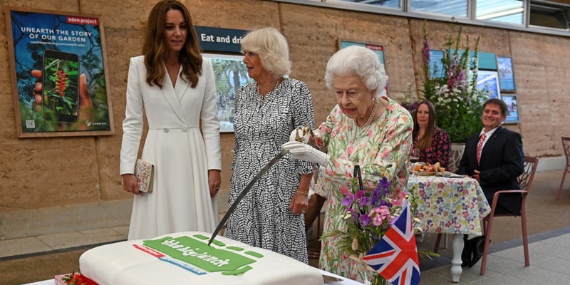 Anti Mainstream, Ratu Elizabeth II Potong Kue Di Sela KTT G7 Menggunakan Pedang