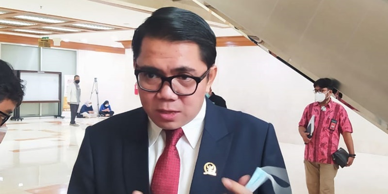 Arteria Dahlan: Rangkap Jabatan Rektor UI Melawan Hukum