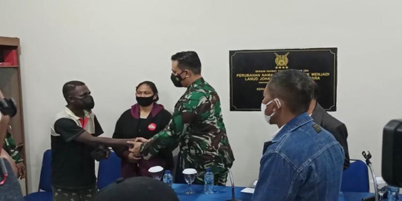 Melegakan, Komandan Lanud TNI AU Di Merauke Minta Maaf Secara Langsung Kepada Warga Yang Diinjak Kepalanya
