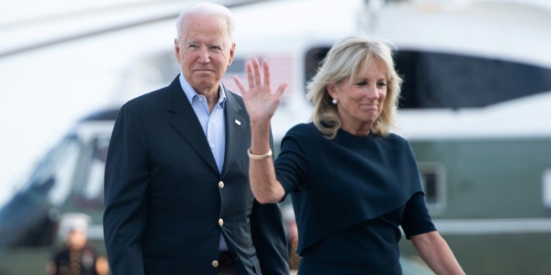 Joe Biden Dan Istri Kunjungi Lokasi Apartemen Runtuh Di Florida, Beri Penghiburan Di Tengah Keputusasaan