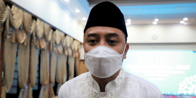 Tak Kuasa Menahan Tangis, Eri Cahyadi Rela Tukar Jabatan Walikota Dengan Kesembuhan Dan Kesehatan Warga Surabaya