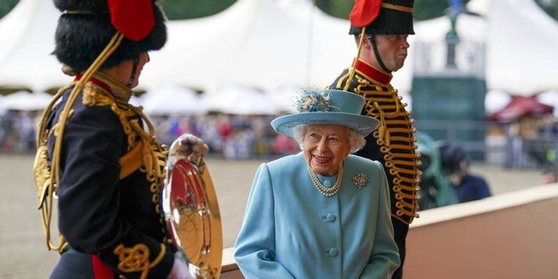 Ratu Elizabeth Anugerahkan Penghargaan Tertinggi George Cross Kepada Para Nakes